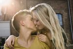 Rheuma: Teenager, Jugendliche küssen sich