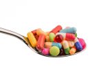 Rheuma: Tabletten / Pillen auf Löffel