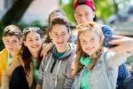 Rheuma: Jugendliche, Teens, Teenager, Schulkinder lächeln