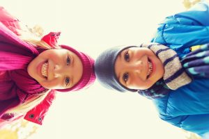 Rheuma: Junge und Mädchen lächeln