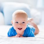 Rheuma: Baby lächelt